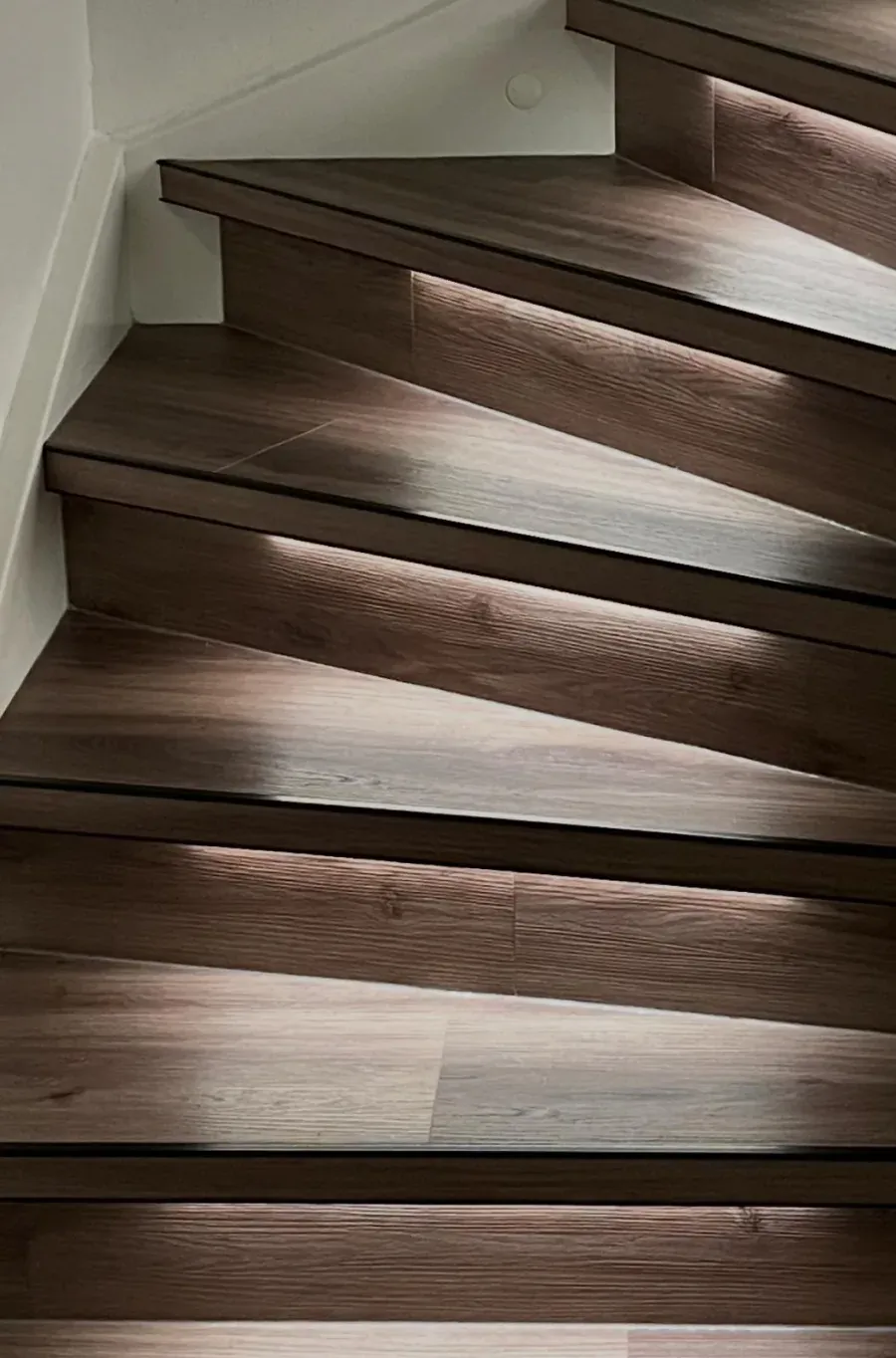 Visgraat PVC-vloer in een moderne woonkamer, gelegd door C.V.S.