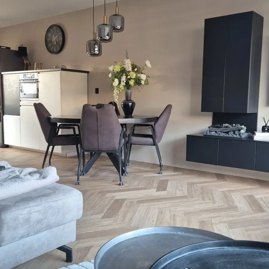 Visgraat PVC-vloer in een moderne woon-eetkamer, gelegd door C.V.S.