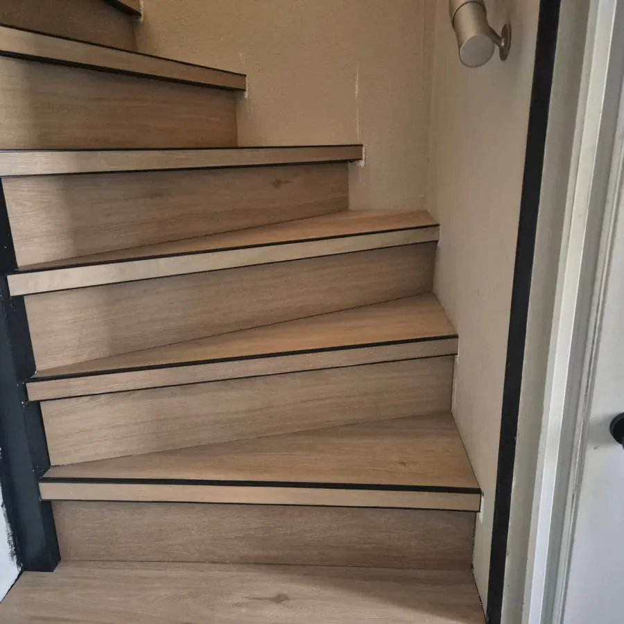 Woningstoffering door C.V.S. — visgraat PVC-vloer en traprenovatie — foto 6